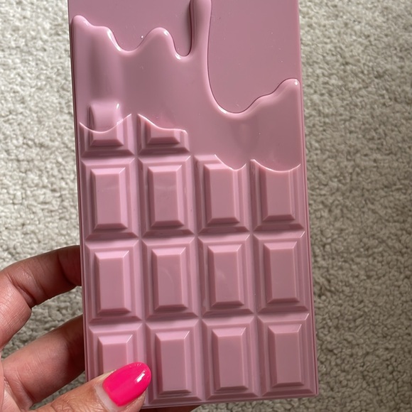 Makeup revolution strawberry cheesecake eye shadow palette - Picture 2 of 3